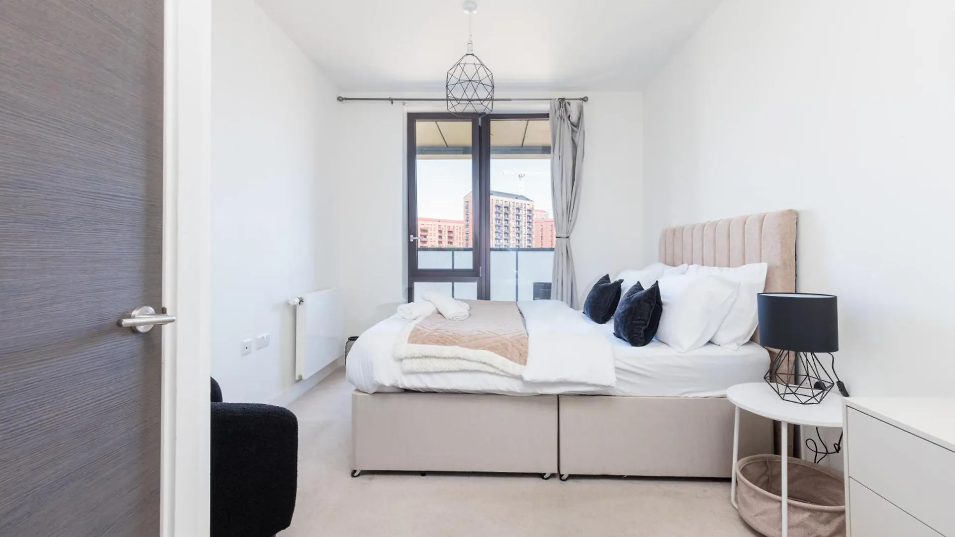 Modern Flat Canary Wharf, Close To Central London